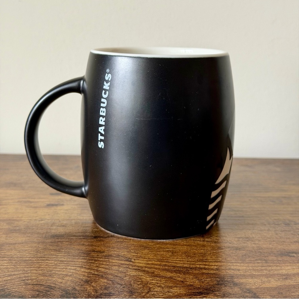 Starbucks 2011 Laser Etched Siren Mermaid Barrel Mug Matte Black White - Picture 3 of 6